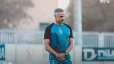 جوزيه جوميز يتفقد أرضية ملعب مباراة الزمالك والشرطة الكيني