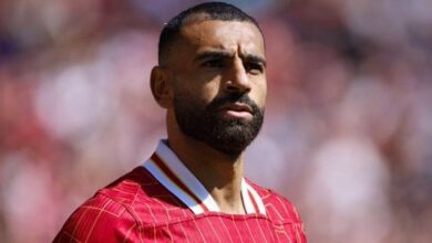 يعشق شباك الأحمر.. ماذا يفعل محمد صلاح مع ليفربول أمام مانشستر يونايتد؟