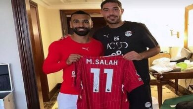 محمد صلاح يلتقي حسام حسن ولاعبي منتخب مصر -صور