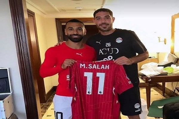 محمد صلاح يلتقي حسام حسن ولاعبي منتخب مصر -صور